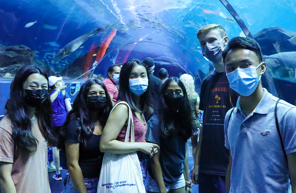 Students in the Georgia Aquarium.